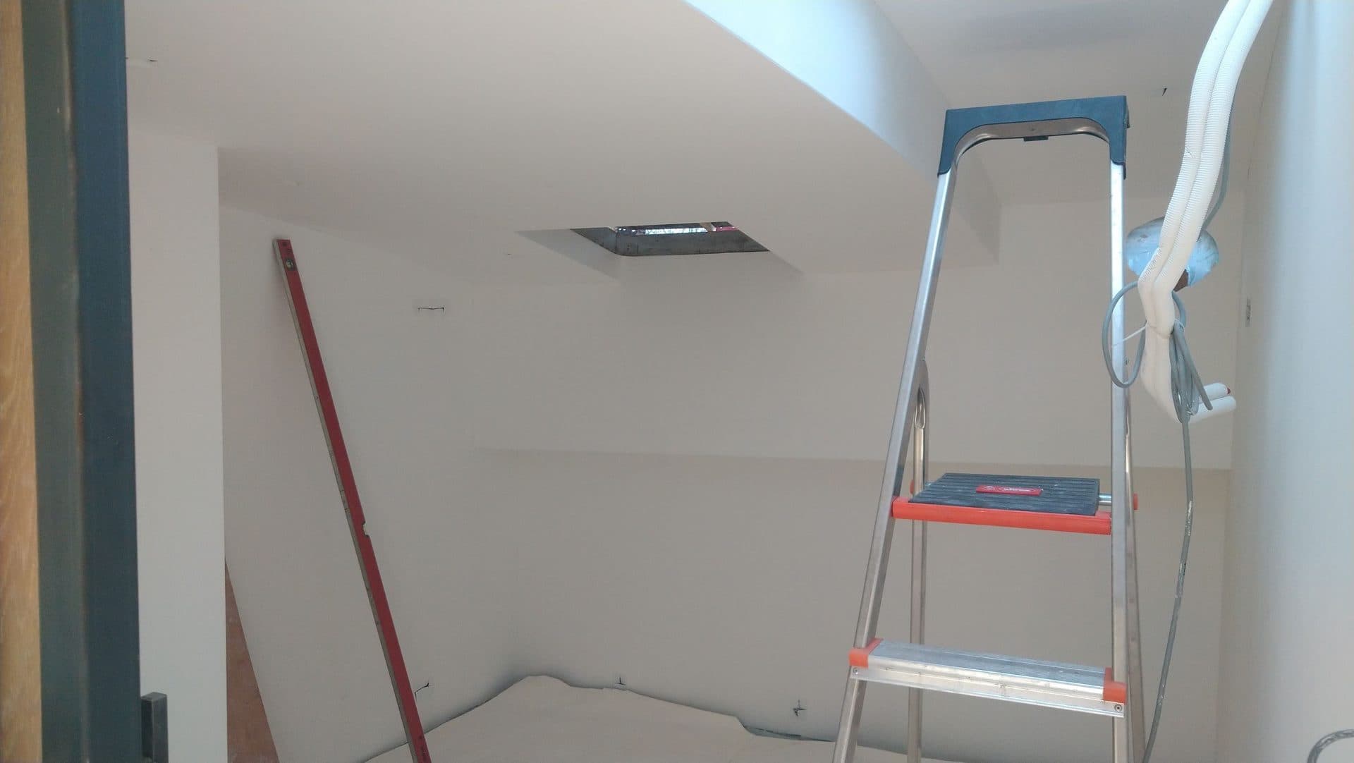 Strak afgewerkt binnenschilderwerk in een woonkamer