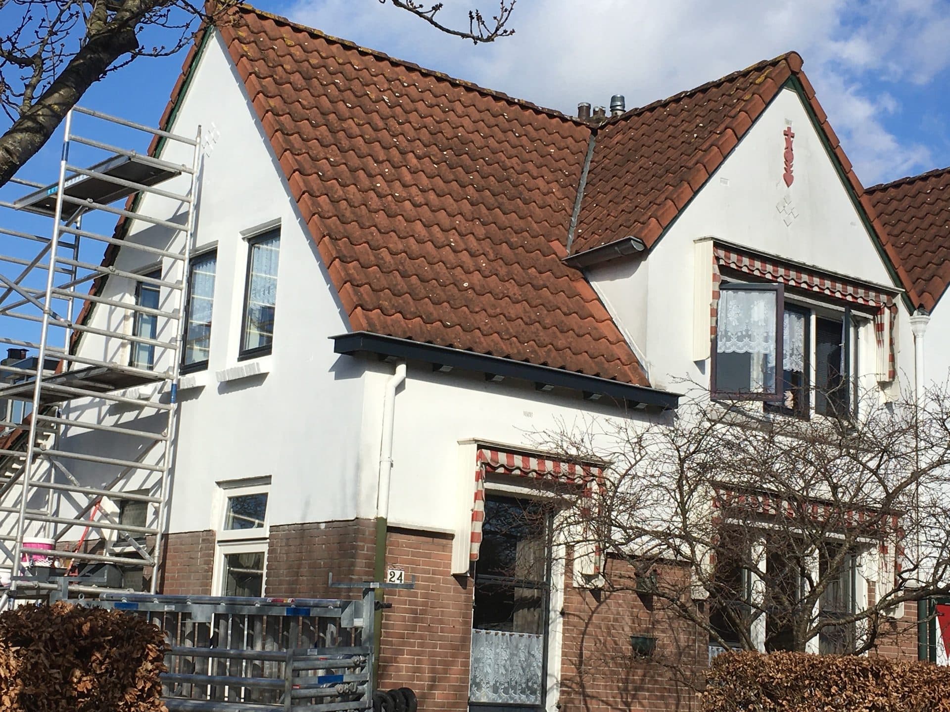 Vakman aan het werk met hoogwerker