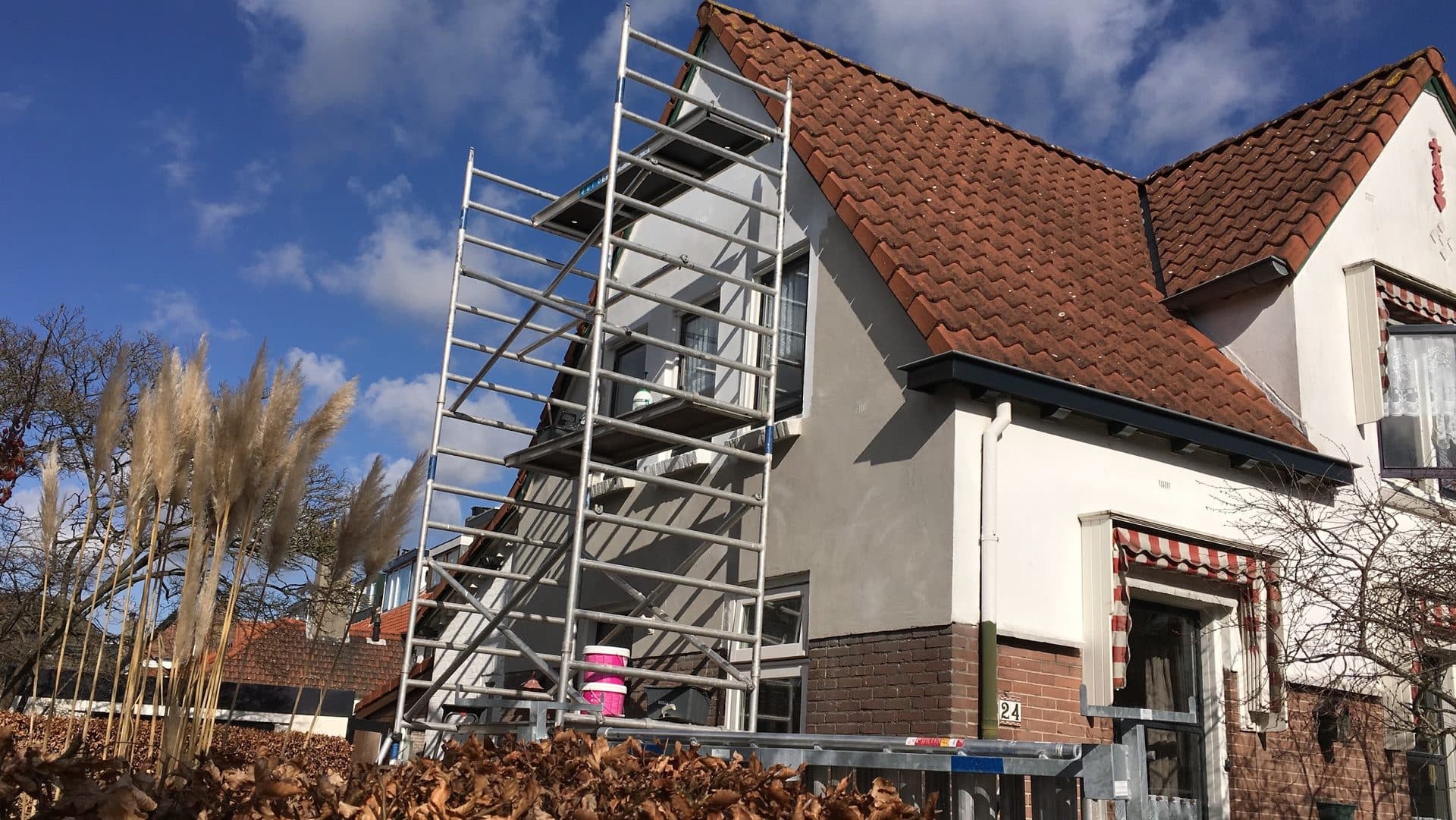 Buitenschilderwerk aan een woning met rolsteiger