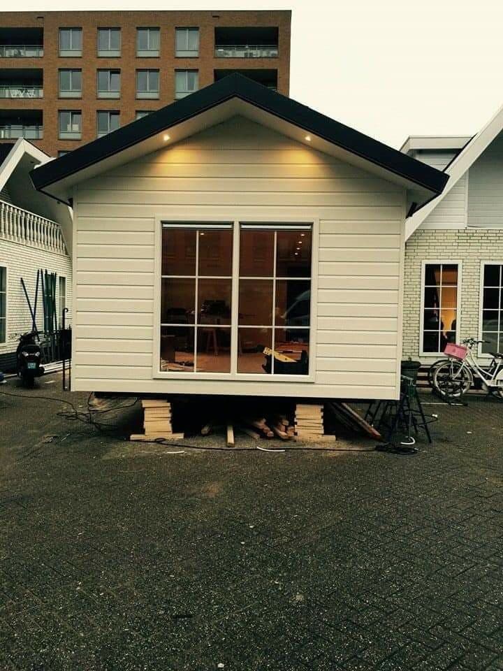 Chalet met lichte gevelbekleding en ramen met roedes