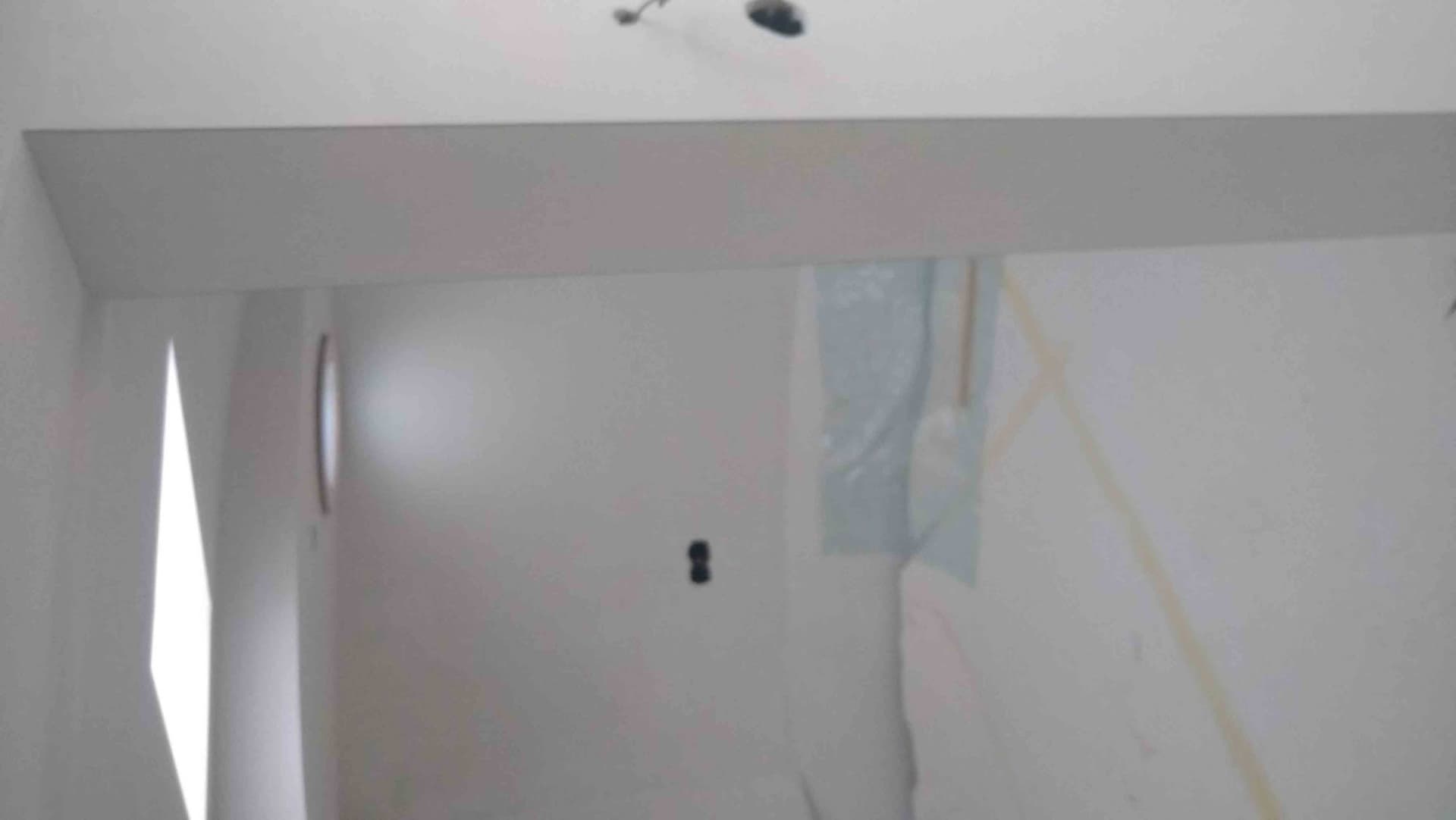Wanden en plafond wit afgewerkt, raamhoek nog afgeplakt. (jan 2021)