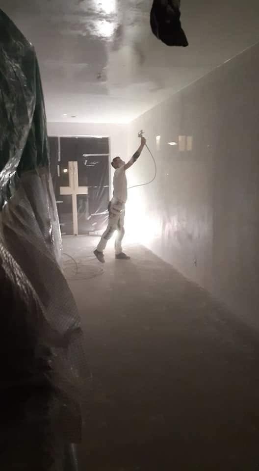 Tijdens het werk: het plafond wordt gespoten, de ruimte is afgedekt met folie. (Facebook, 10 januari 2021)