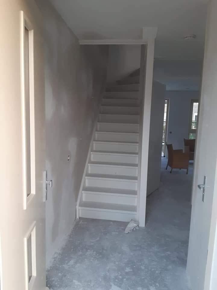 Na: trap en gang met wit gespoten wanden. (Facebook, 10 januari 2021)