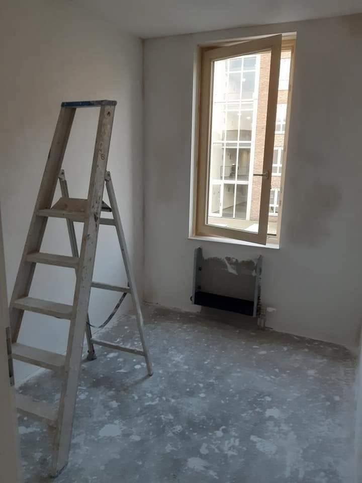 Na: kamer met witte wanden en een schildersladder. (Facebook, 10 januari 2021)
