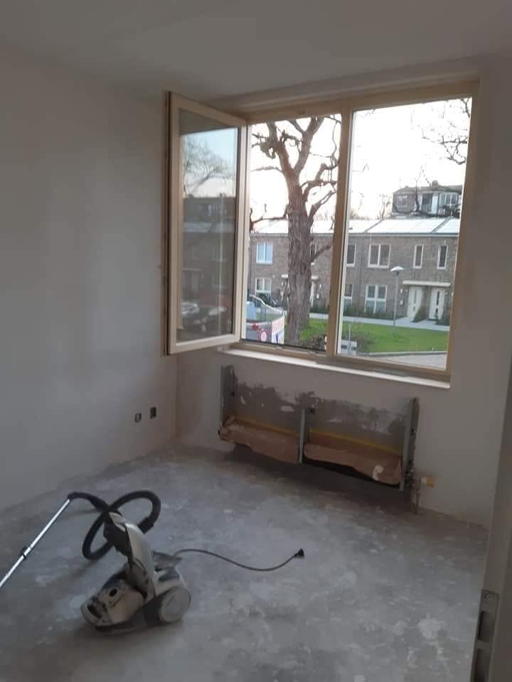 Na: wit gespoten kamer met openstaand raam. (Facebook, 10 januari 2021)
