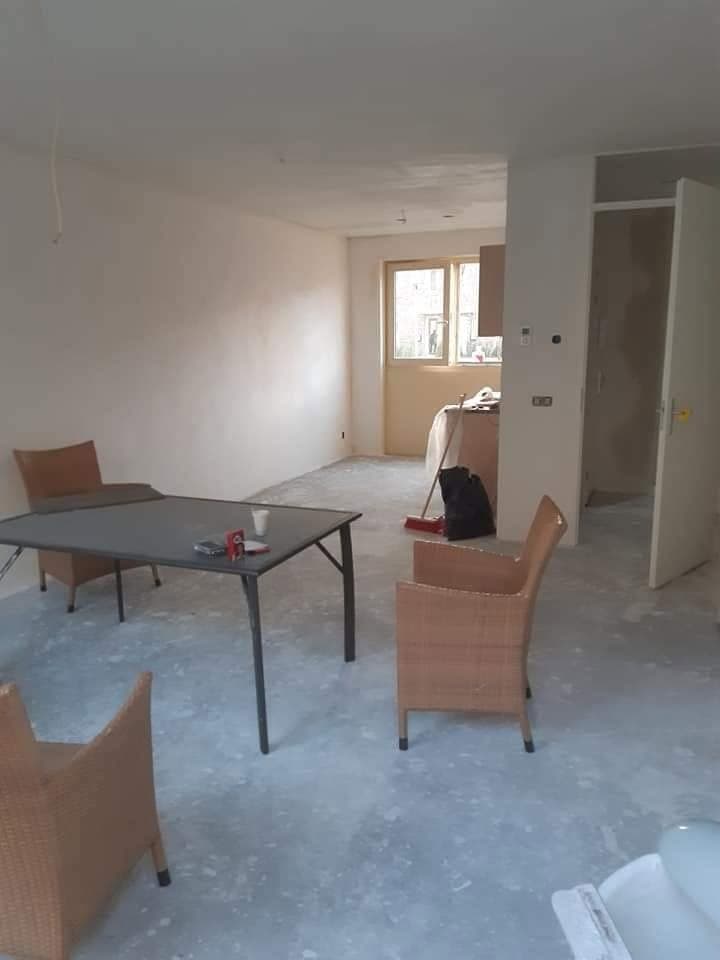 Na: woonkamer met witte wanden, de tuinset staat er tijdelijk. (Facebook, 10 januari 2021)