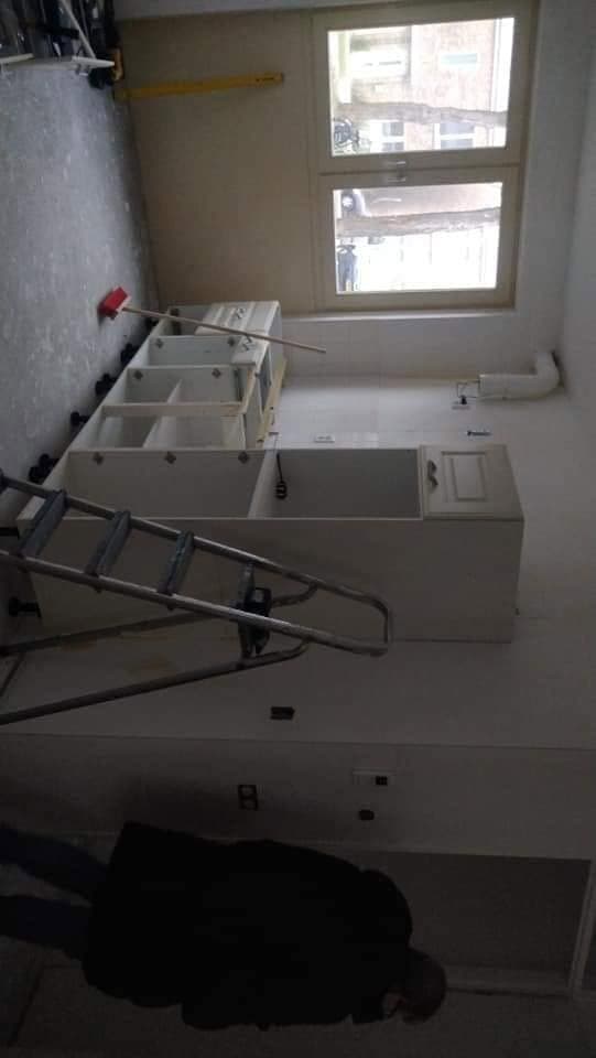Ruimte met witte wanden, ladders en materiaal bij het raam. (Facebook, 10 januari 2021)