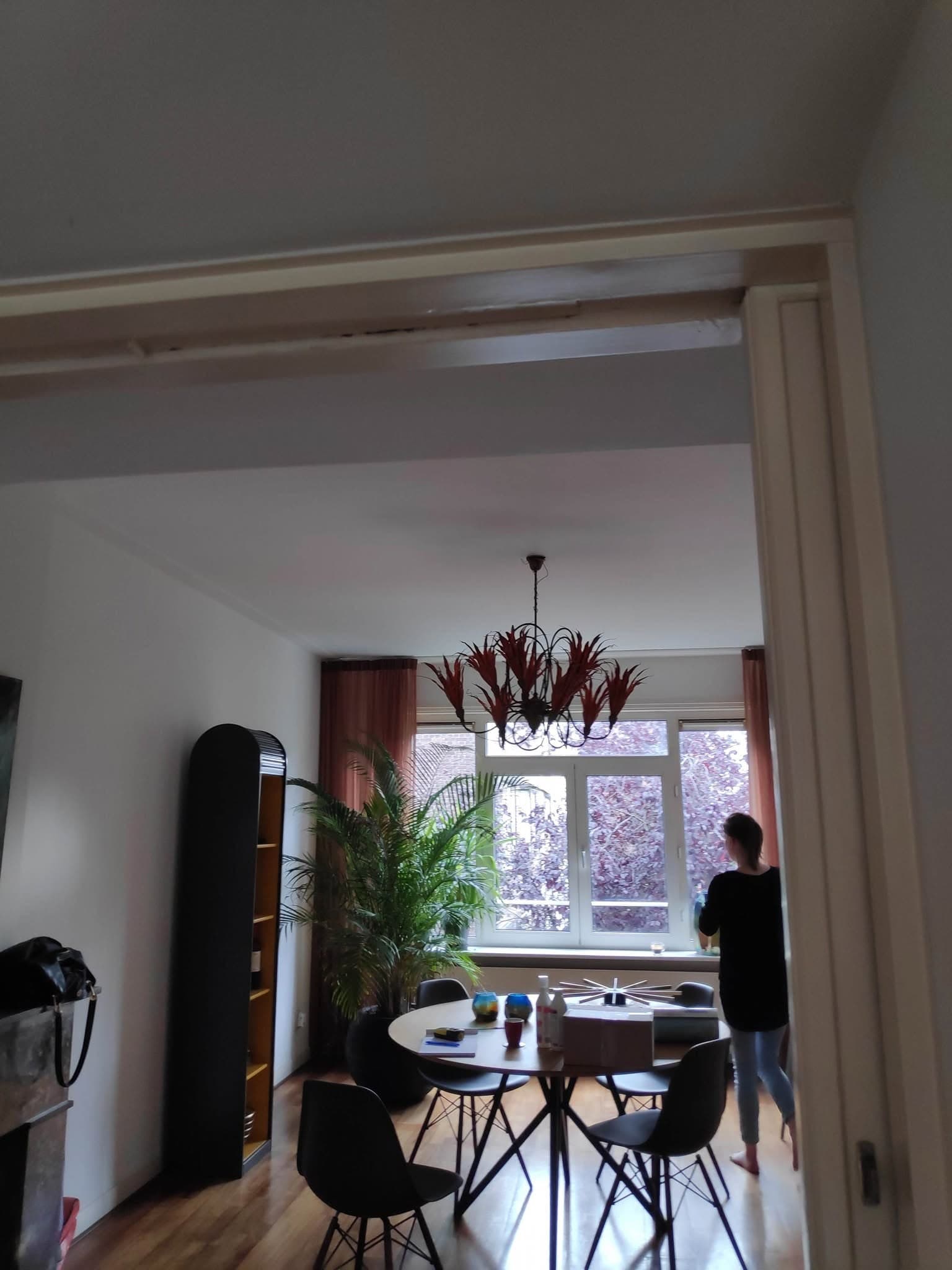 Doorkijk door de witte deurpost naar de eetkamer. (Facebook, 17 september 2021)