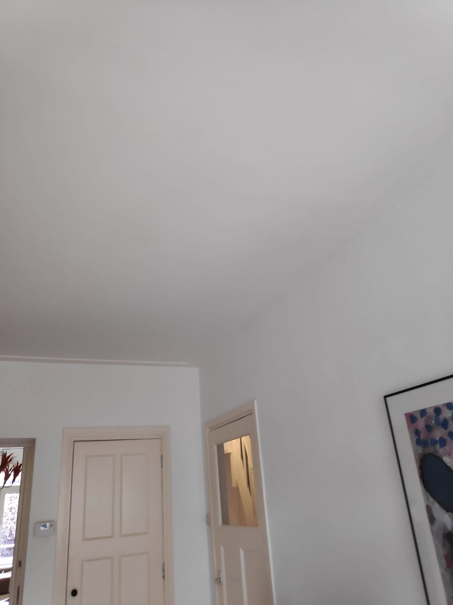 Hal met witte wanden, plafond en deuren. (Facebook, 17 september 2021)