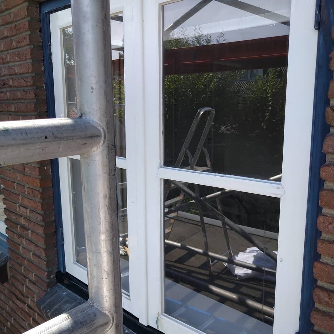 Buitenschilderwerk met hoogwerker