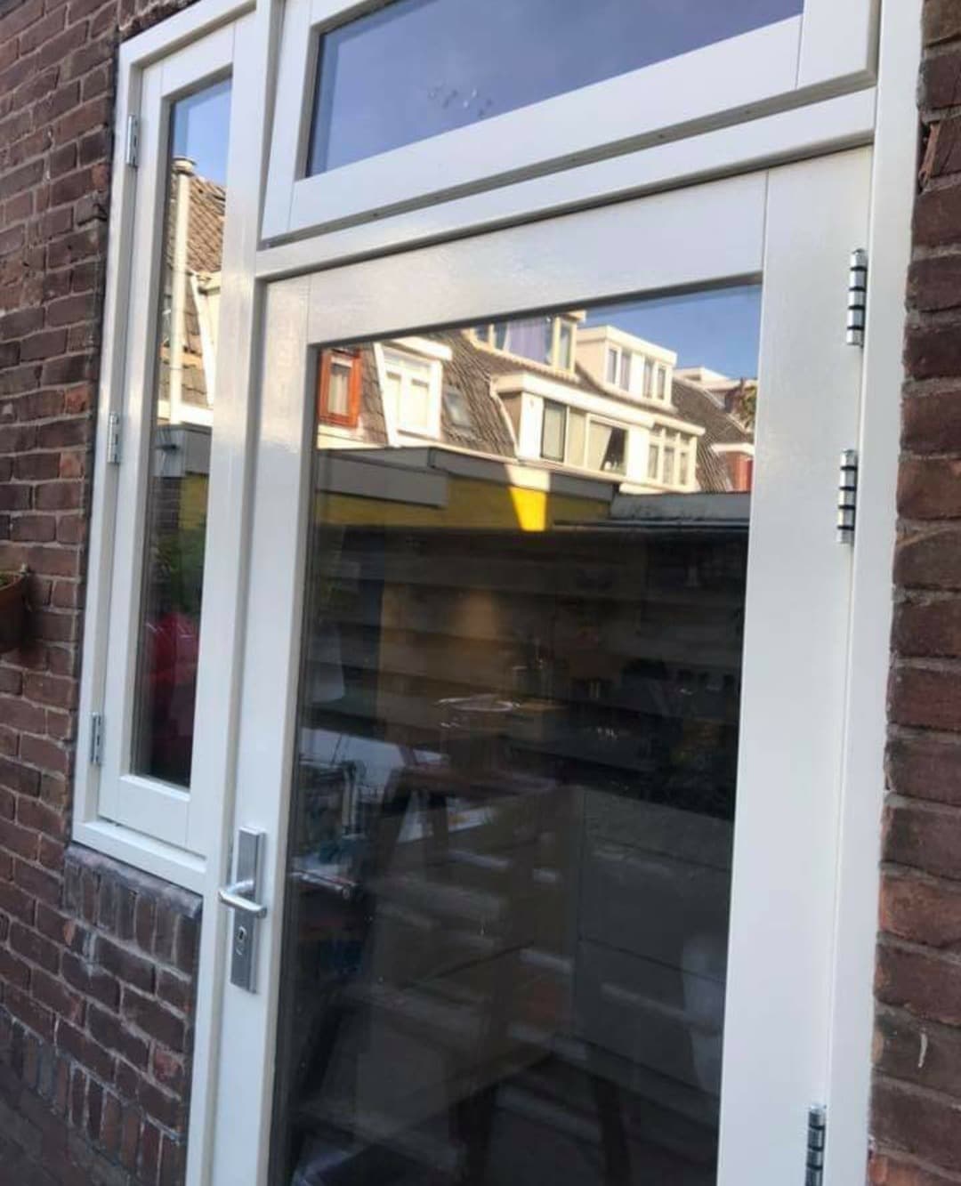 Buitenschilderwerk met nieuwe glazen deur