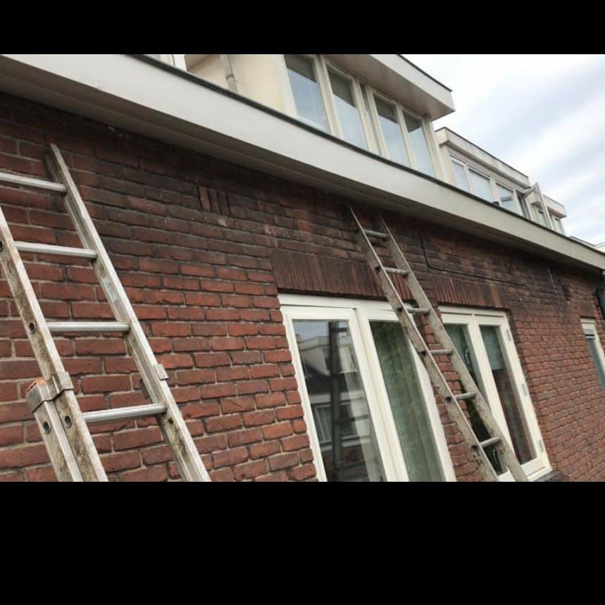 Buitenschilderwerk met ladder en dak