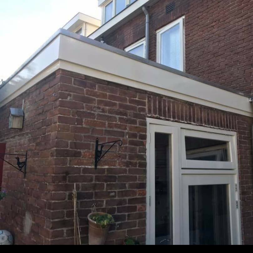 Buitenschilderwerk met dakgoot en dakkapel
