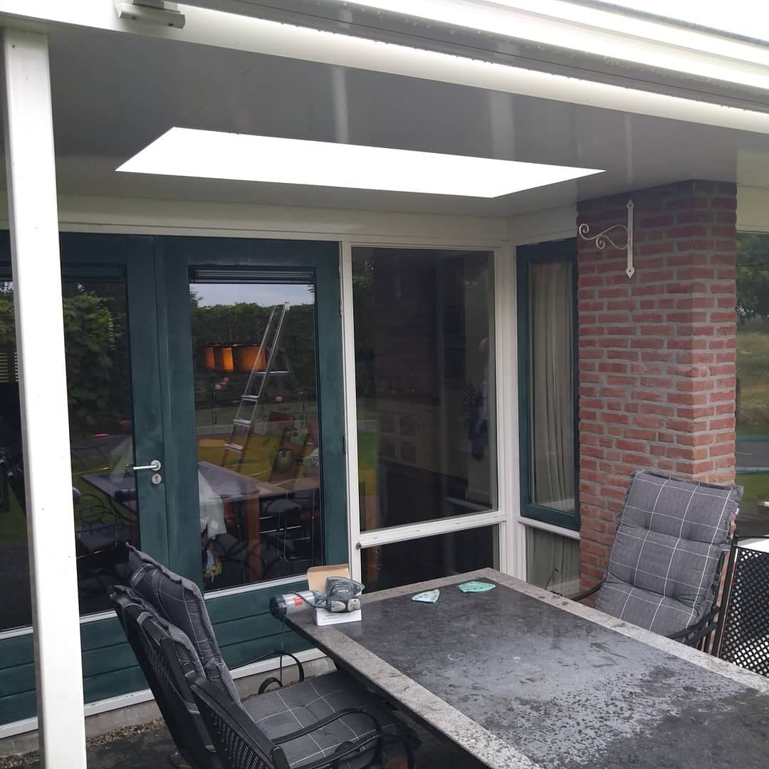 Buitenschilderwerk met nieuwe dakgoot en buitenkozijn