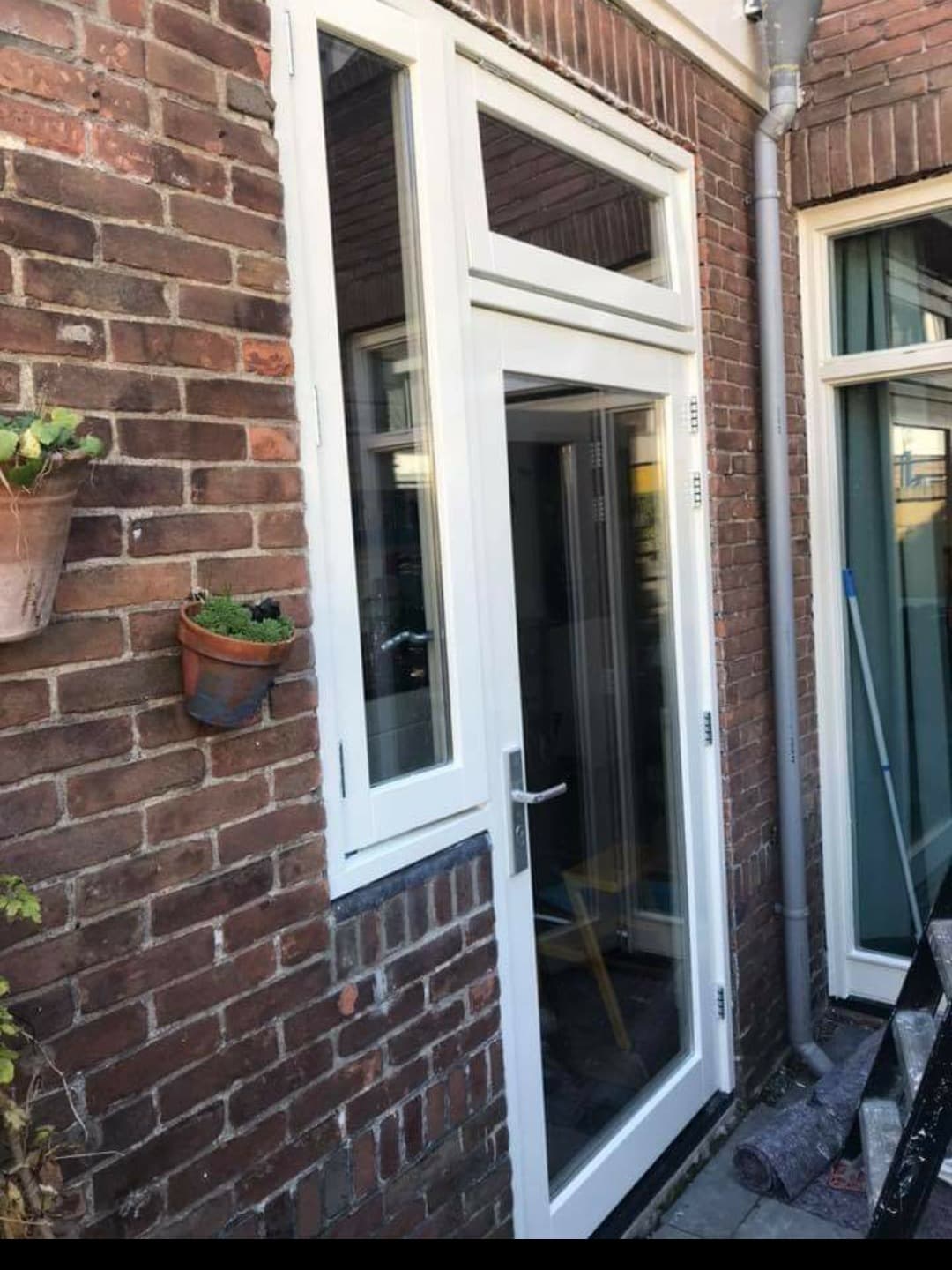 Buitenschilderwerk met nieuwe deur en venster