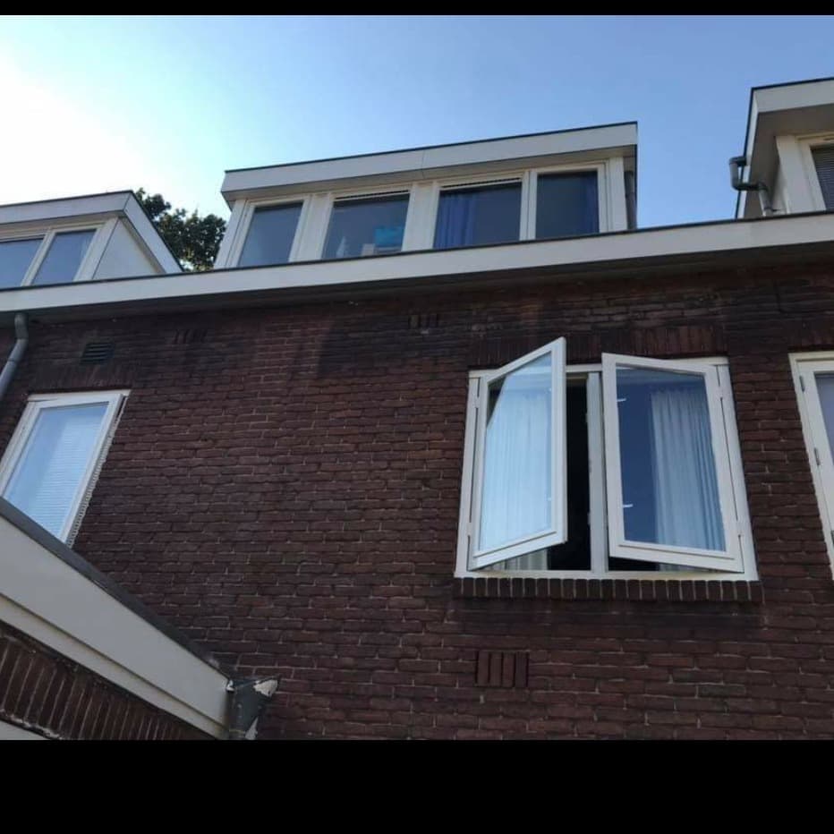 Buitenschilderwerk met geopende ramen