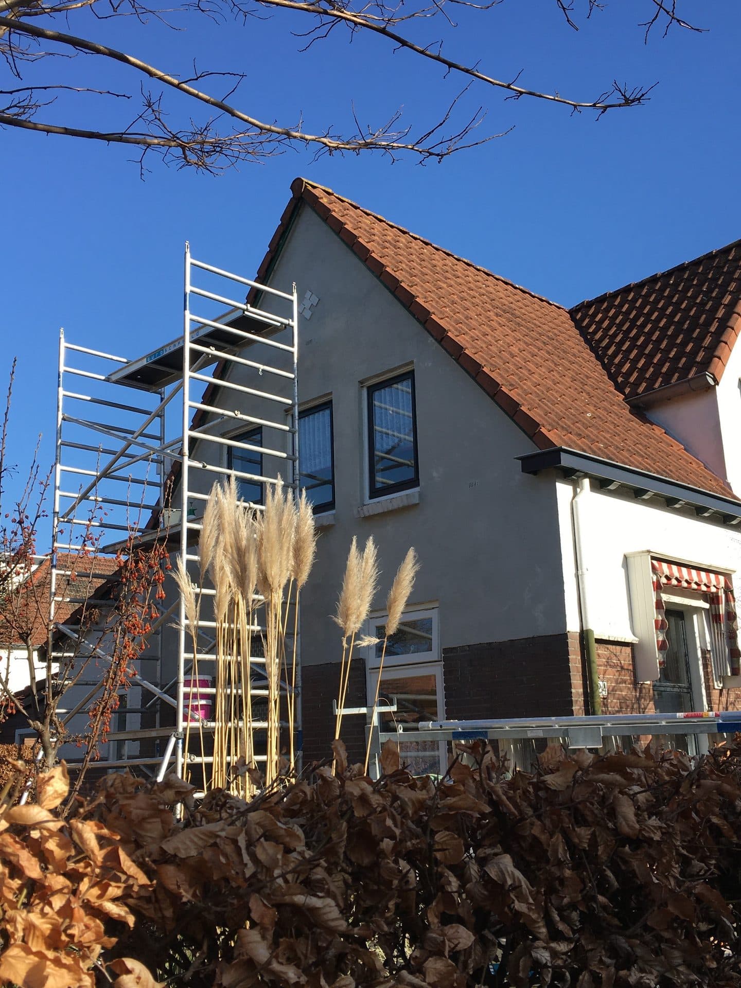 Buitenschilderwerk in aanbouw