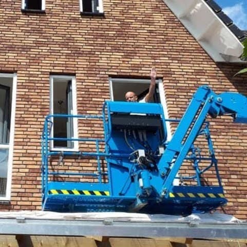 Buitenschilderwerken met hoogwerker