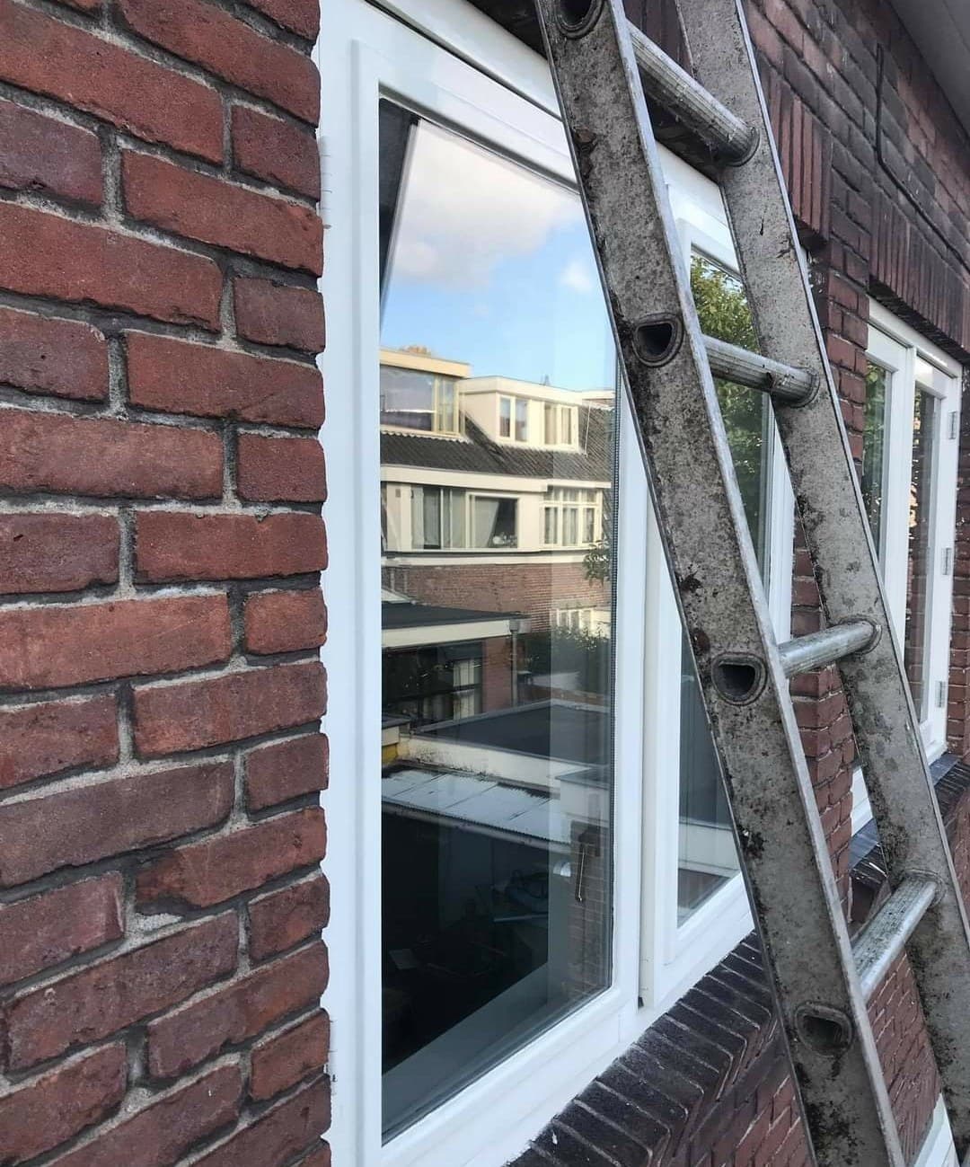 Detail draairaam op de verdieping: wit gelakt kozijn, ladder ernaast. (jan 2021)