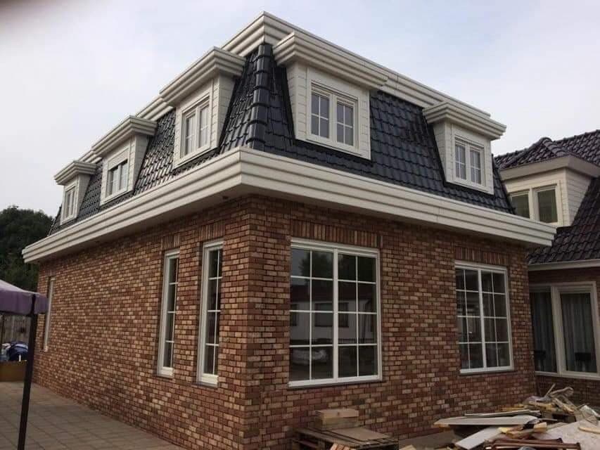 Opgeleverd: de woning met de wit afgewerkte dakkapellen en boeidelen.