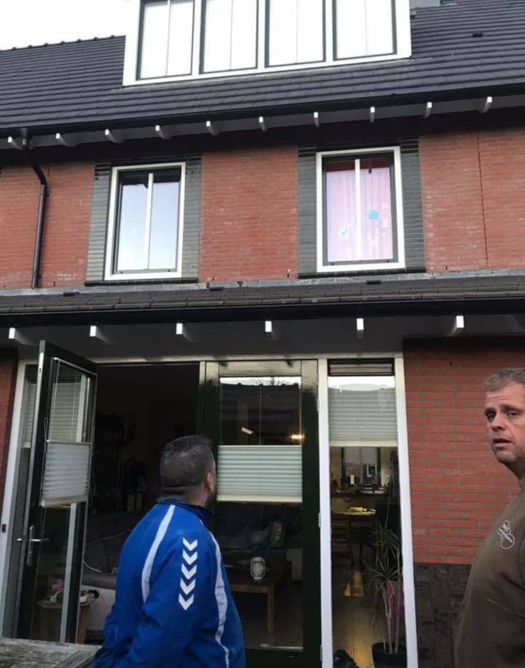 Dezelfde gevel bij de oplevering: groene en witte kozijnen, dakkapel boven. (jan 2021)