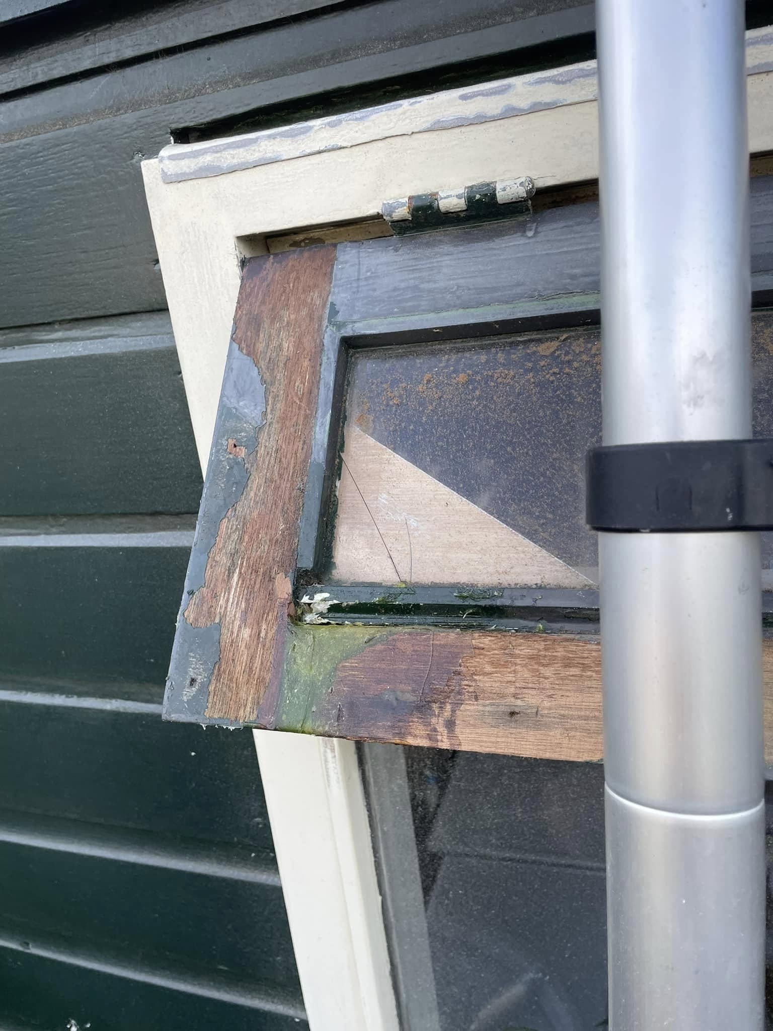Vóór: bovenlicht van dichtbij met verweerd, aangetast hout en restanten oude verf. (Facebook, 16 oktober 2024)