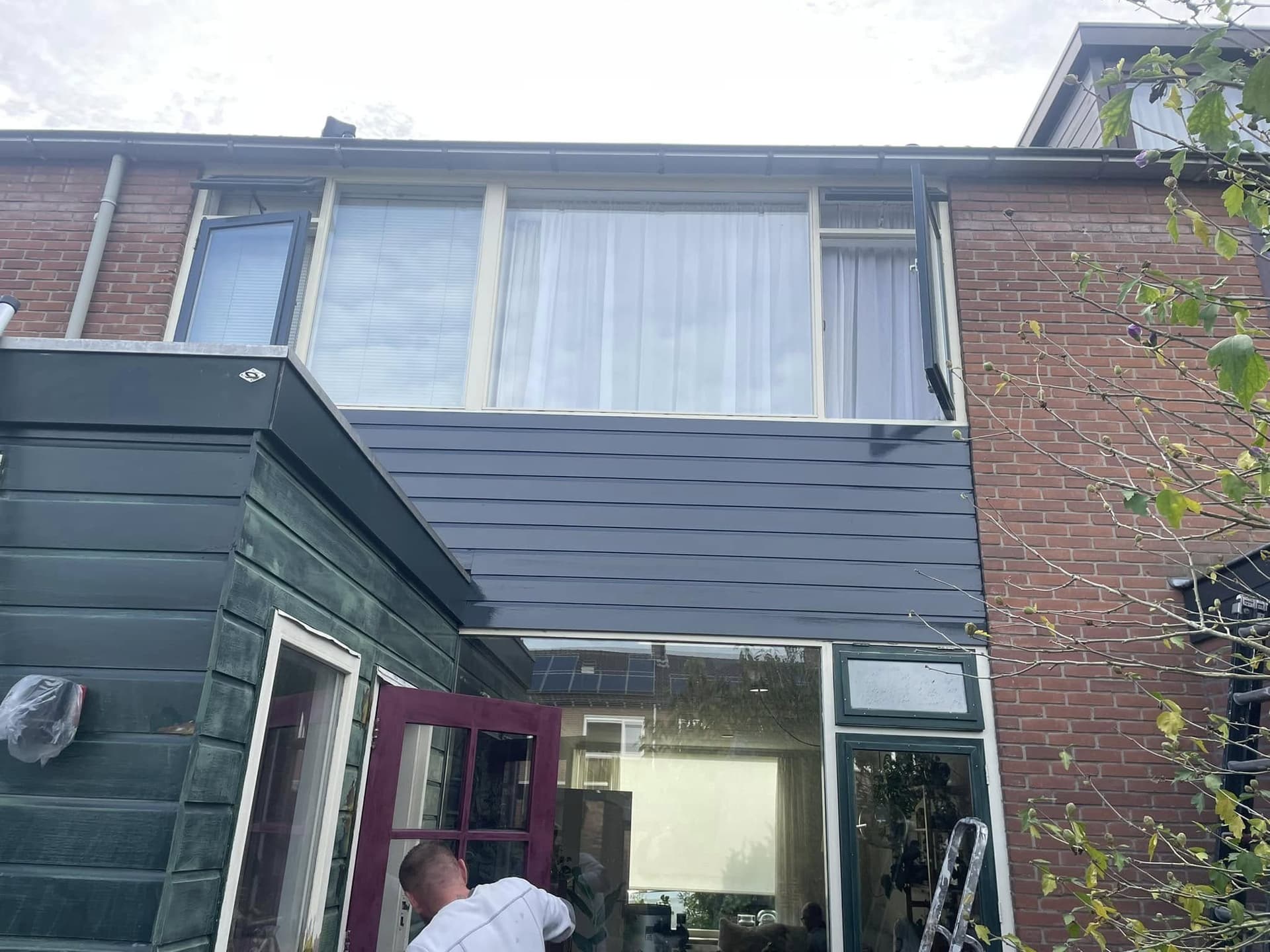 Tijdens het werk: houten aanbouw en de betimmering op de verdieping, de tuindeuren staan open. (Facebook, 16 oktober 2024)