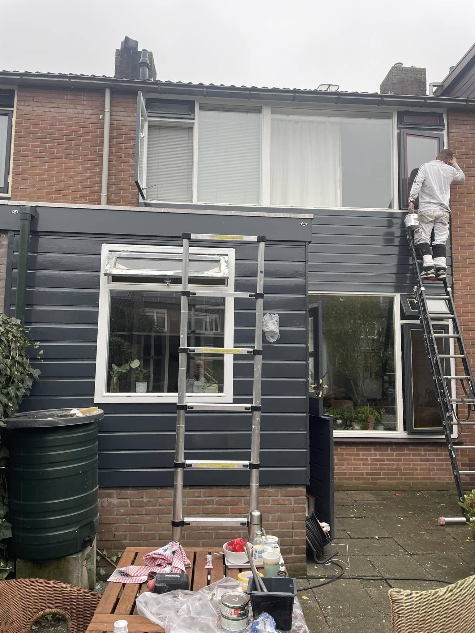 Bijna klaar: de betimmering is donker, de kozijnen zijn wit. Een schilder werkt nog op de ladder aan de bovenverdieping. (Facebook, 19 oktober 2024)