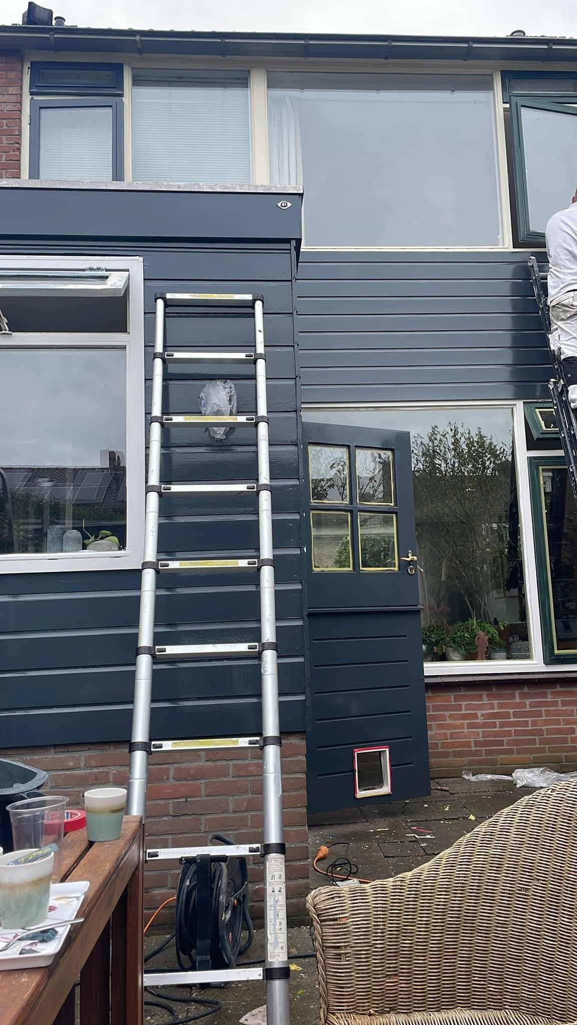Na: zijkant van de aanbouw met de donker geschilderde betimmering en witte kozijnen. (Facebook, 17 oktober 2024)