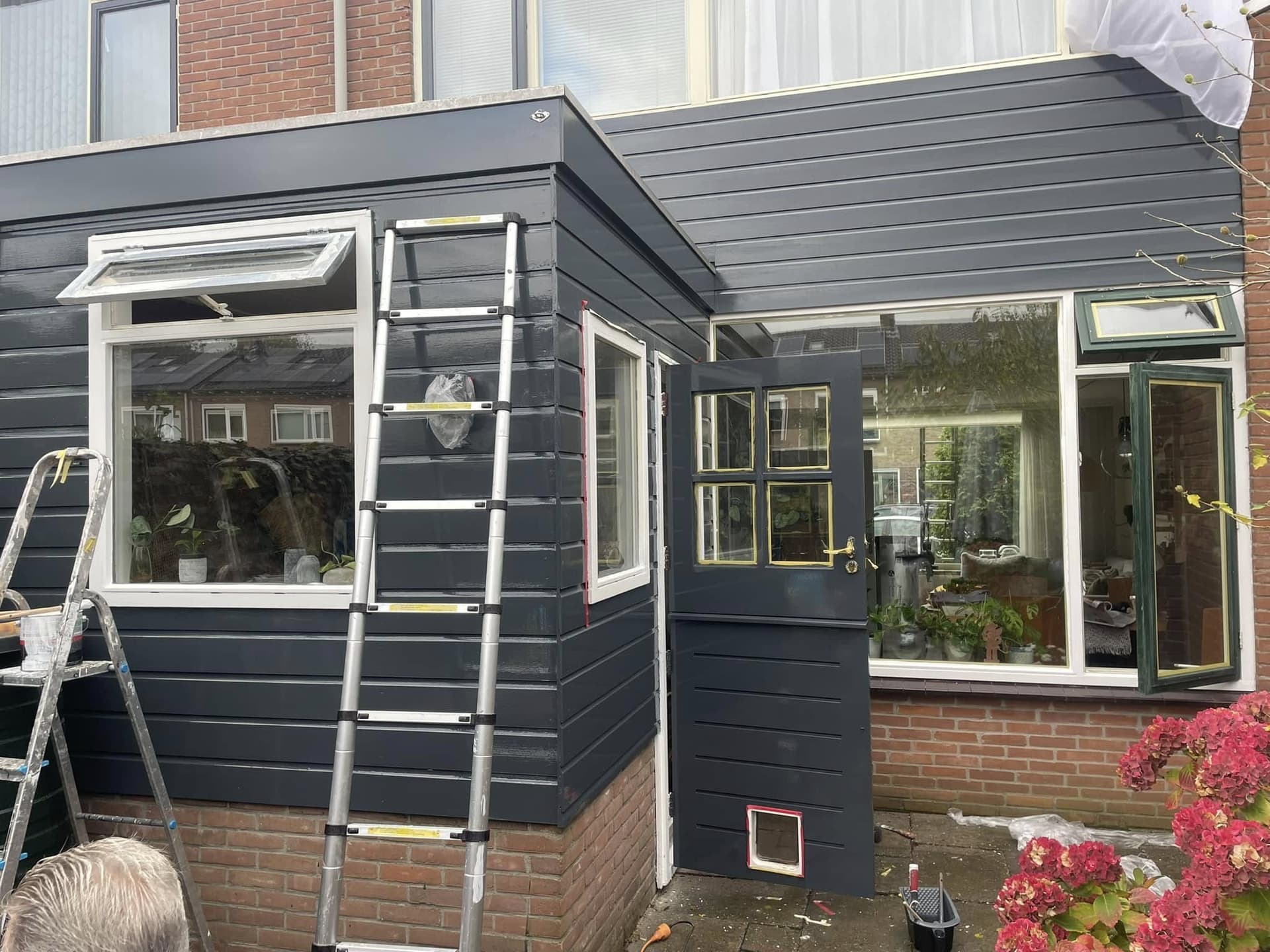 Na: hoek van de aanbouw met witte kozijnen, de donkere achterdeur en het openslaande raam. (Facebook, 17 oktober 2024)
