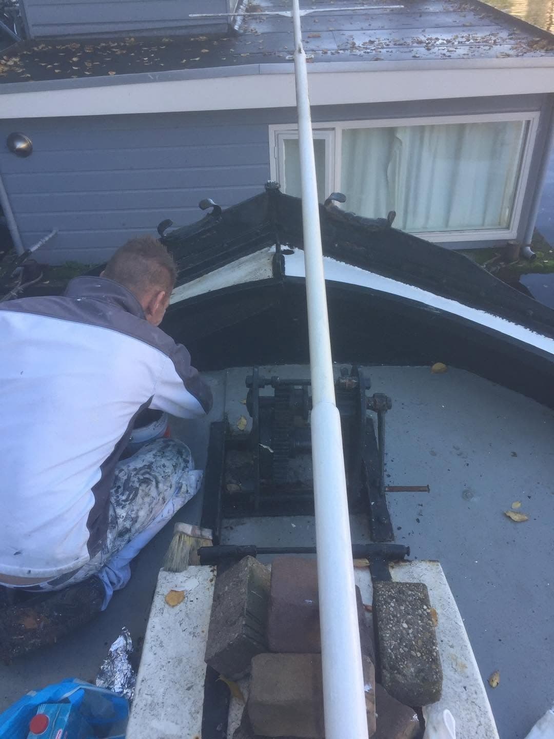 Tijdens het werk: schilder op het voorschip naast de ankerlier. (Facebook, 13 oktober 2024)