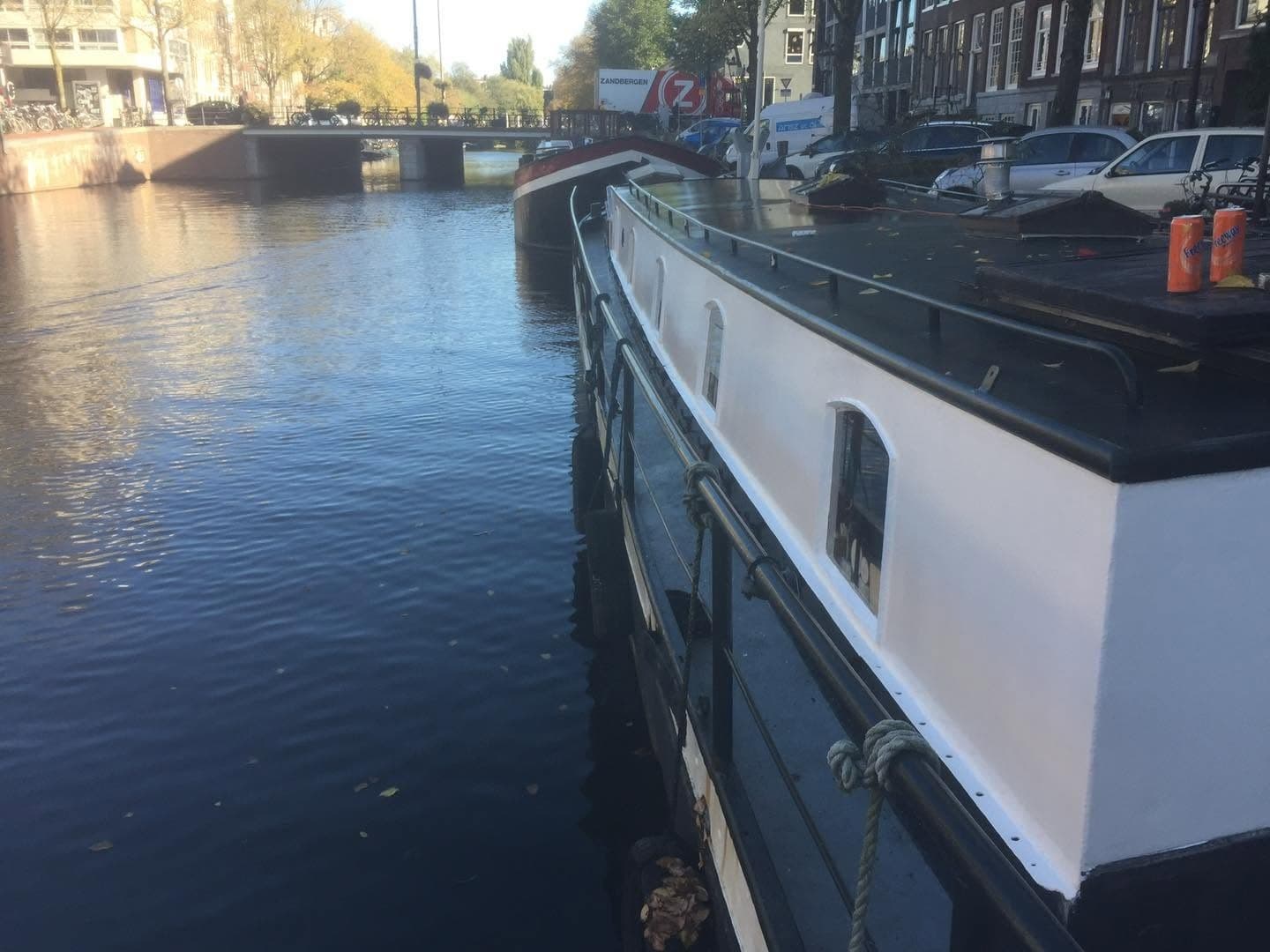 Na: de romp aan de waterkant, wit met zwart. (Facebook, 13 oktober 2024)