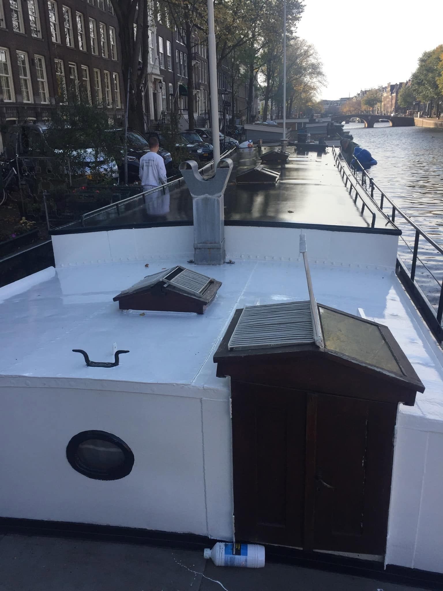 Na: dek en opbouw zijn wit, met de houten luiken. (Facebook, 2 oktober 2024)