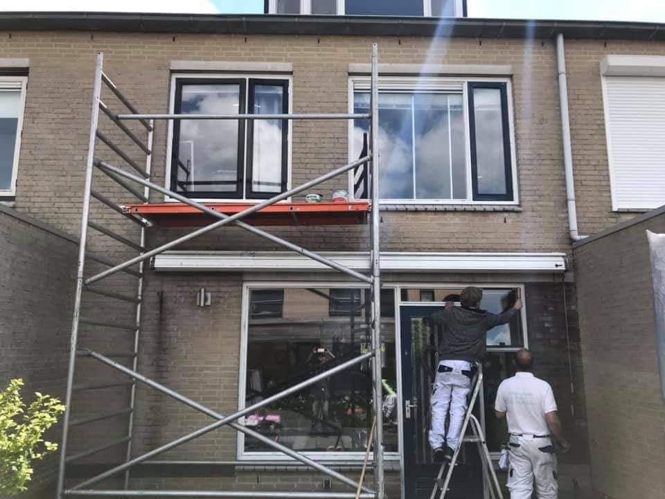 Tijdens het werk: overzicht van de gevel met de rolsteiger. (Facebook, 11 januari 2021)