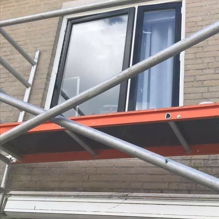 Detail: raamkozijn op de verdieping vanaf de steiger. (Facebook, 15 januari 2021)