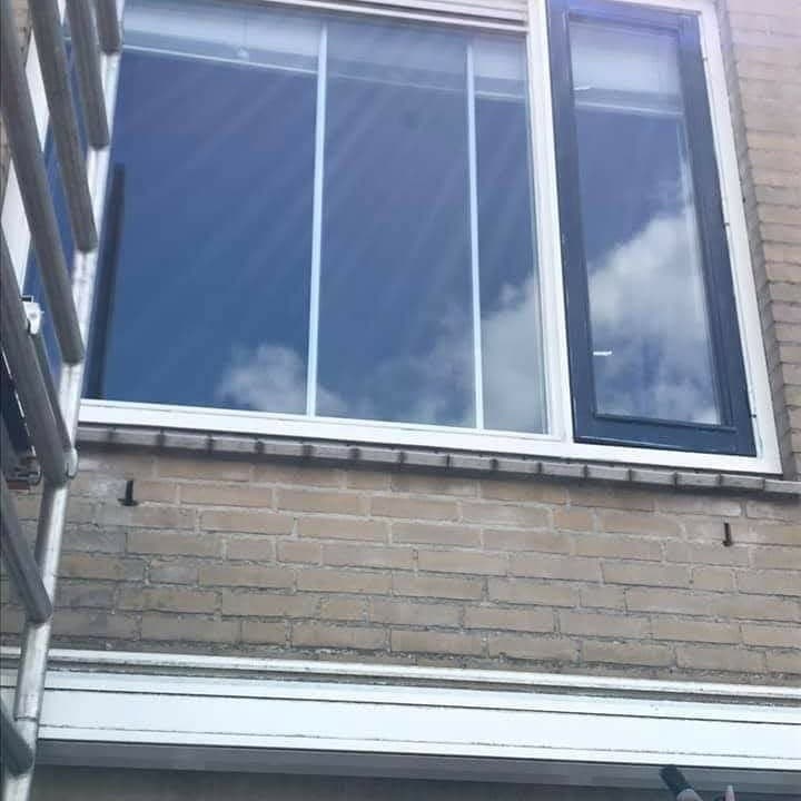 Na: donkerblauw geschilderd raamkozijn op de verdieping. (Facebook, 15 januari 2021)