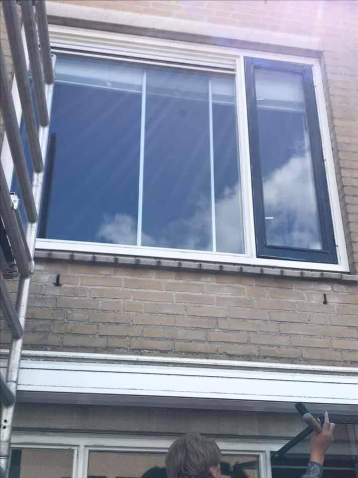Na: hetzelfde kozijn van onderaf gezien. (Facebook, 11 januari 2021)