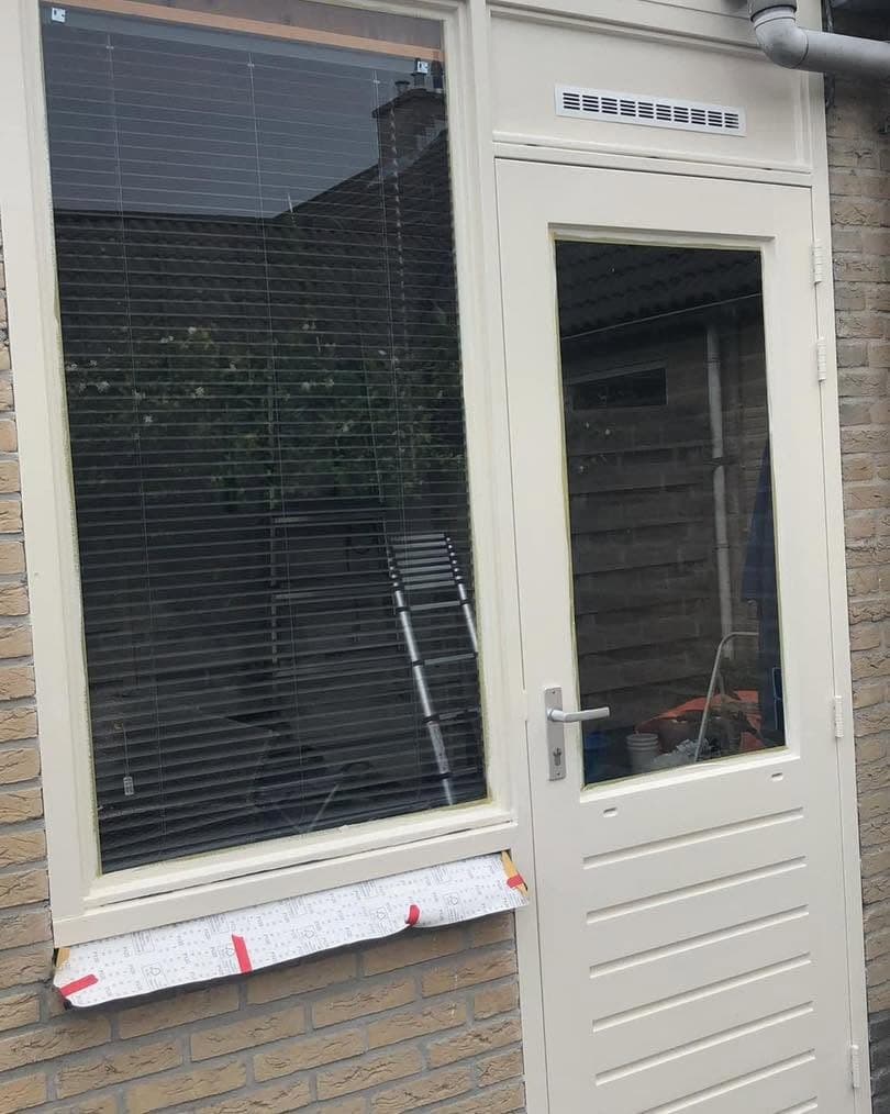 Na: deur en raamkozijn in crème, met de afplaktape nog op de vensterbank. (Facebook, 23 september 2024)