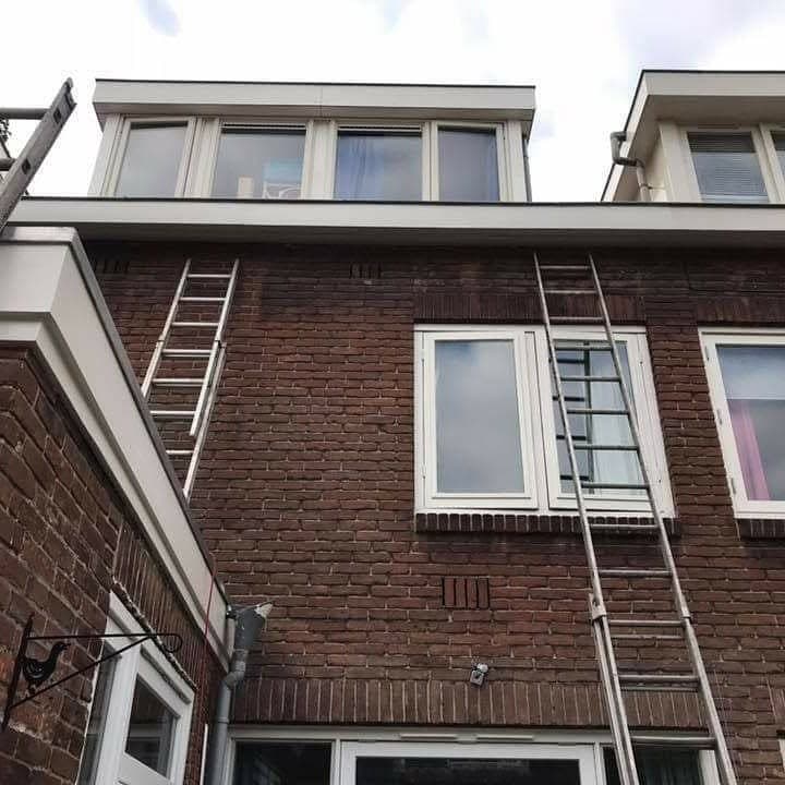 Achtergevel van een woning met twee ladders tegen de gevel. (Facebook, 15 januari 2021)