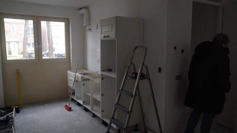 Keuken in montage: kastcorpussen geplaatst in een kale ruimte. (jan 2021)