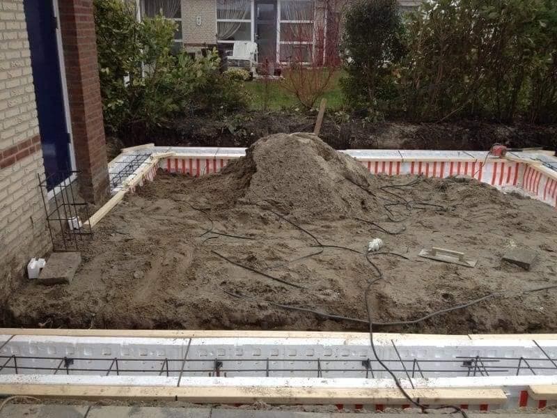 Fundering: bekisting met isolatie en wapening rondom; de grond is nog open. (Facebook, 10 januari 2021)
