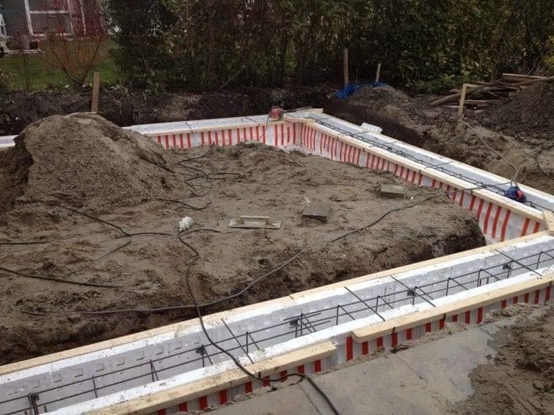 Fundering: dezelfde bekisting vanaf de andere kant, met de wapening in de randen. (Facebook, 10 januari 2021)