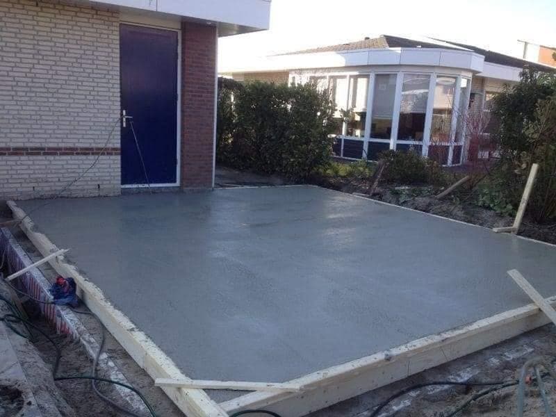 Vloer: de betonvloer is gestort tegen de bestaande woning. (Facebook, 10 januari 2021)