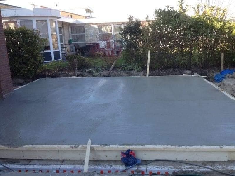 Vloer: het vers gestorte beton vanaf de tuinzijde. (Facebook, 10 januari 2021)