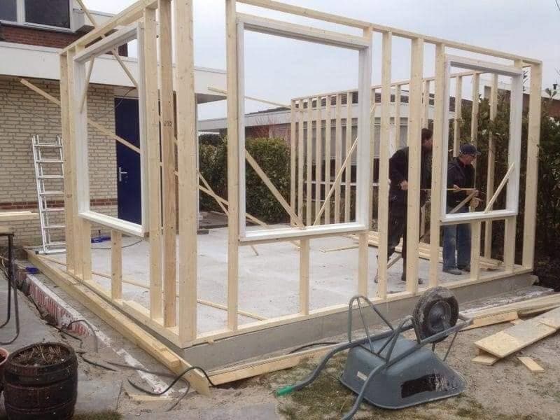 Casco: houtskeletwanden met grote raamopeningen, gezien vanuit de tuin. (Facebook, 10 januari 2021)