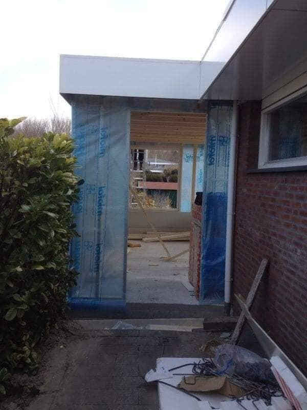 Ingepakt: zijkant van de aanbouw, nog in de folie. (Facebook, 10 januari 2021)