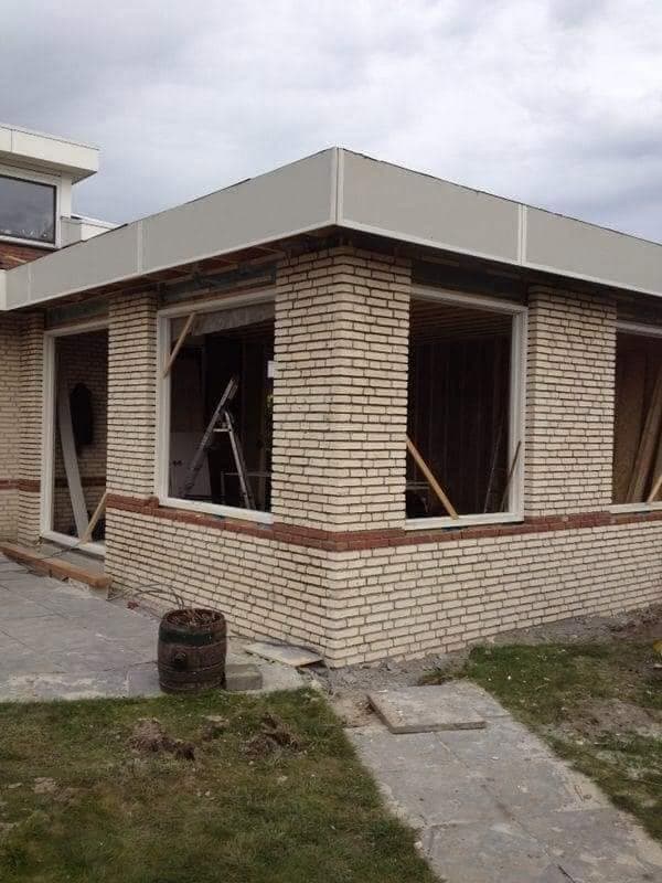 Metselwerk: de gevel is in gele steen opgemetseld met een rode band. (Facebook, 10 januari 2021)