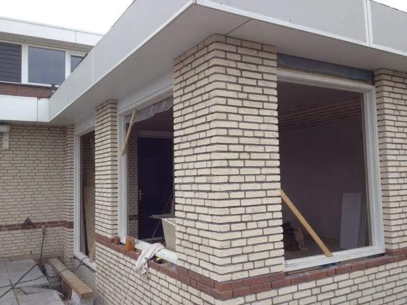 Metselwerk: hoek van de aanbouw met de grote raamopeningen. (Facebook, 10 januari 2021)