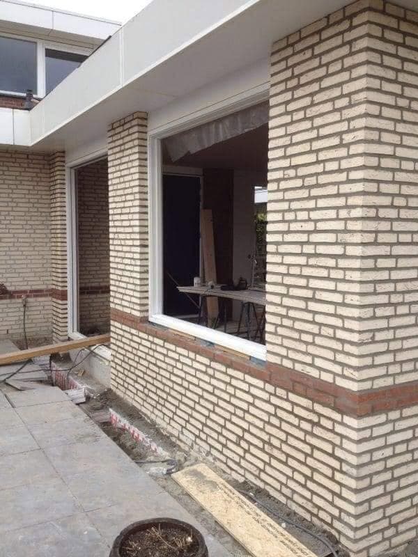 Metselwerk: detail van de gemetselde hoek en het kozijn. (Facebook, 10 januari 2021)