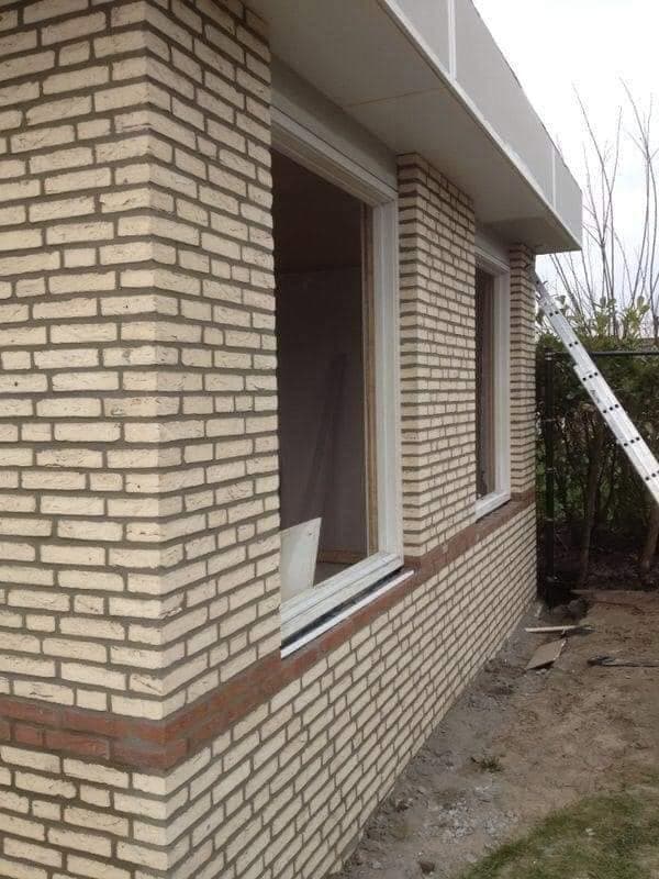 Afwerking: zijgevel met wit boeiboord en kozijn. (Facebook, 10 januari 2021)